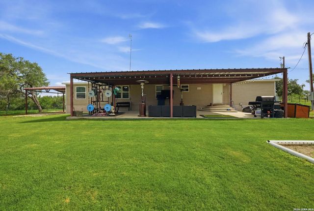 918 County Road 7711, Devine, TX 78016