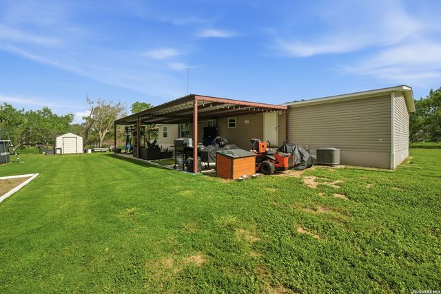 918 County Road 7711, Devine, TX 78016