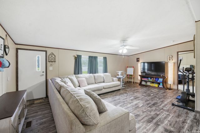 918 County Road 7711, Devine, TX 78016