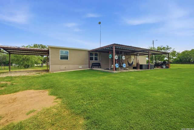 918 County Road 7711, Devine, TX 78016