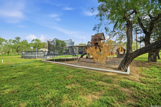 918 County Road 7711, Devine, TX 78016