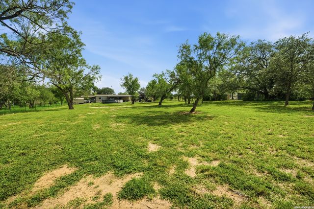 918 County Road 7711, Devine, TX 78016