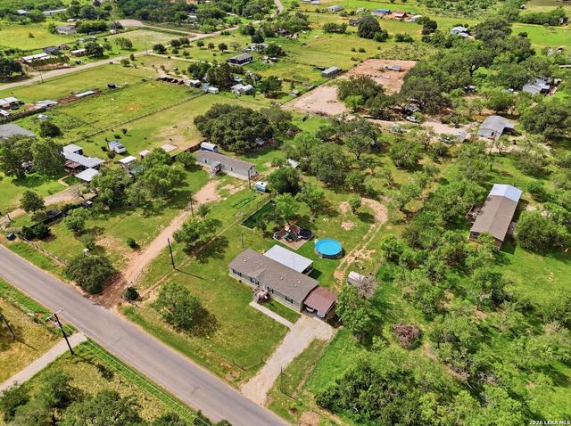 918 County Road 7711, Devine, TX 78016