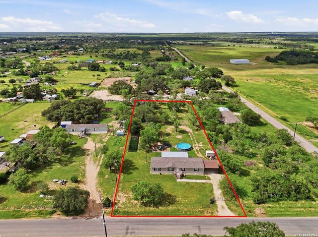 918 County Road 7711, Devine, TX 78016
