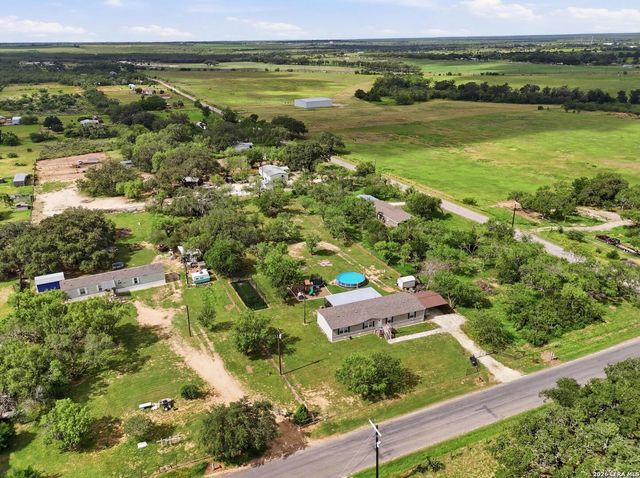 918 County Road 7711, Devine, TX 78016