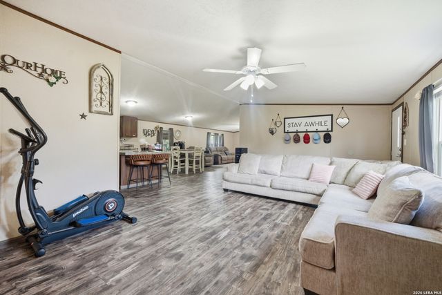 918 County Road 7711, Devine, TX 78016