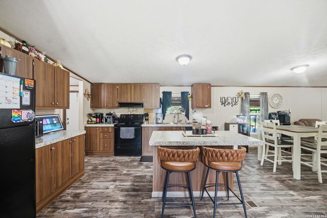 918 County Road 7711, Devine, TX 78016