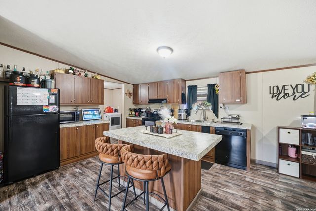 918 County Road 7711, Devine, TX 78016