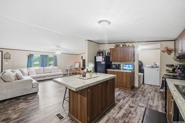 918 County Road 7711, Devine, TX 78016