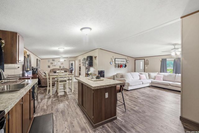 918 County Road 7711, Devine, TX 78016