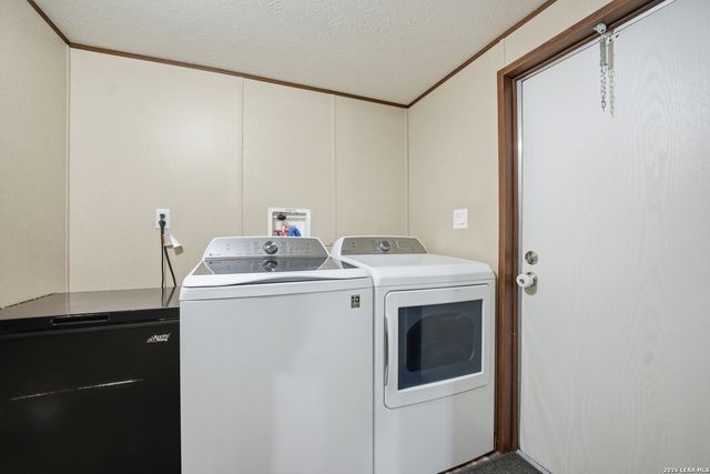 918 County Road 7711, Devine, TX 78016