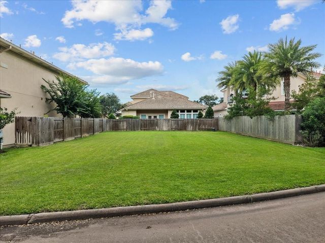 403 Waterford Way, Kemah, TX 77565