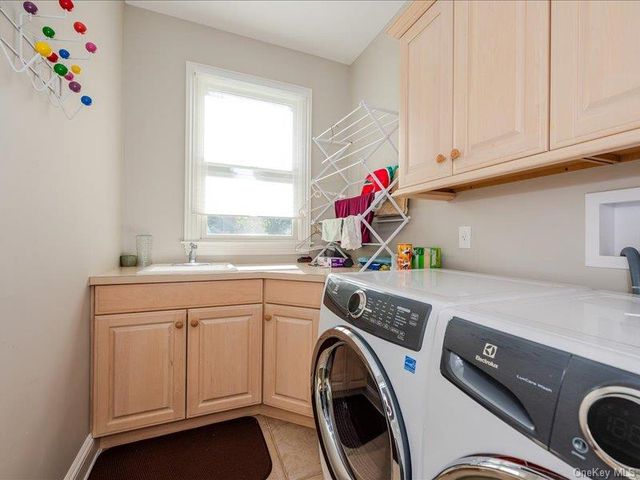 38 Fieldstone Lane, Oyster Bay, NY 11771