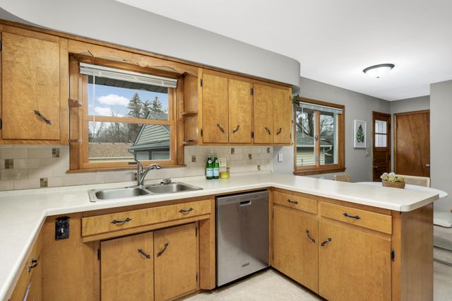 1811 Stanbridge Avenue, Roseville, MN 55113