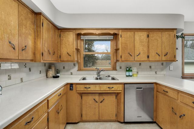 1811 Stanbridge Avenue, Roseville, MN 55113