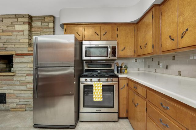 1811 Stanbridge Avenue, Roseville, MN 55113