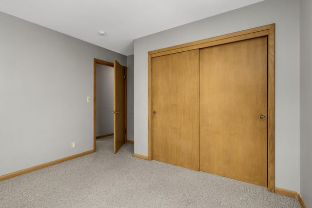 1811 Stanbridge Avenue, Roseville, MN 55113