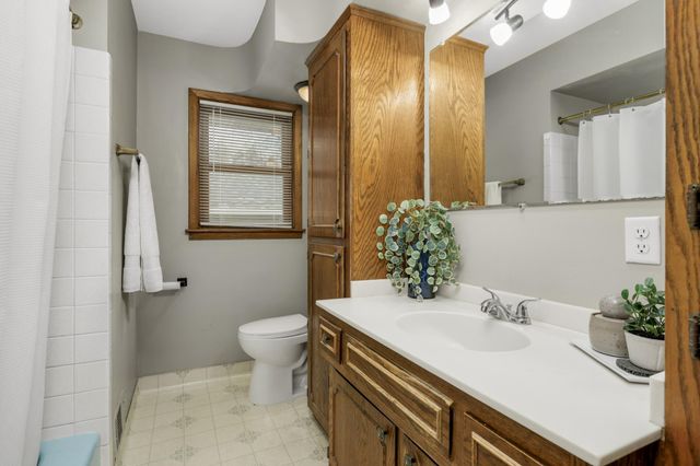 1811 Stanbridge Avenue, Roseville, MN 55113