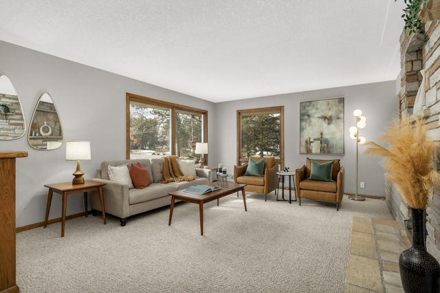 1811 Stanbridge Avenue, Roseville, MN 55113