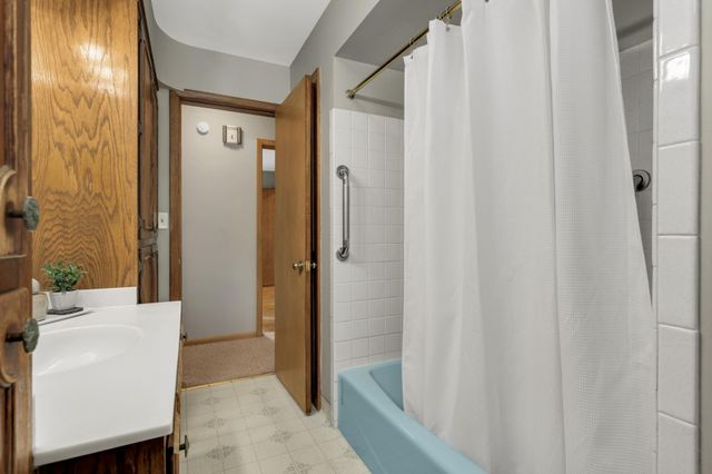 1811 Stanbridge Avenue, Roseville, MN 55113