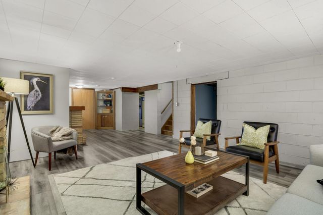 1811 Stanbridge Avenue, Roseville, MN 55113