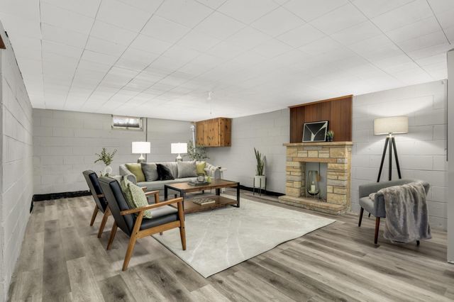 1811 Stanbridge Avenue, Roseville, MN 55113