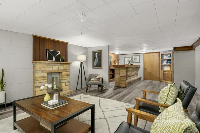 1811 Stanbridge Avenue, Roseville, MN 55113