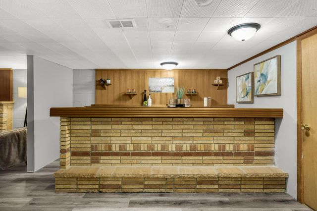 1811 Stanbridge Avenue, Roseville, MN 55113