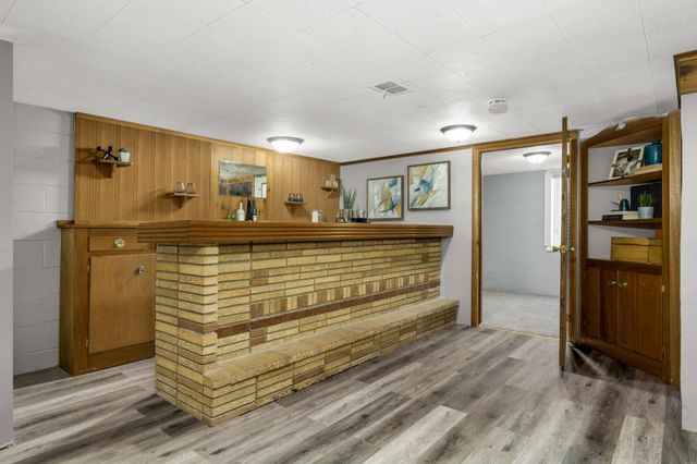 1811 Stanbridge Avenue, Roseville, MN 55113