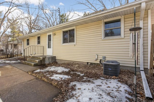 1811 Stanbridge Avenue, Roseville, MN 55113