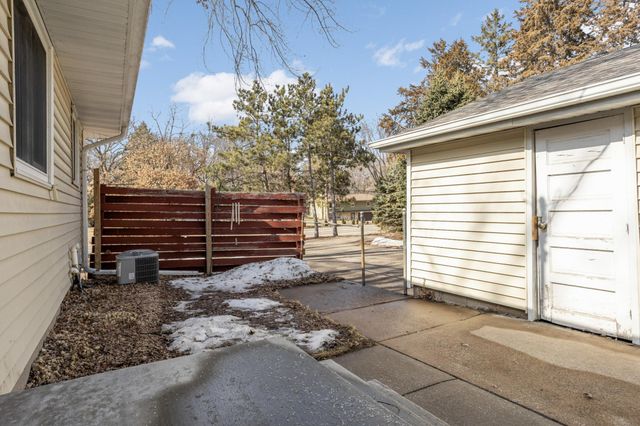 1811 Stanbridge Avenue, Roseville, MN 55113