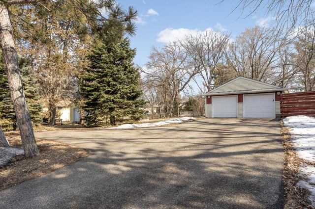 1811 Stanbridge Avenue, Roseville, MN 55113