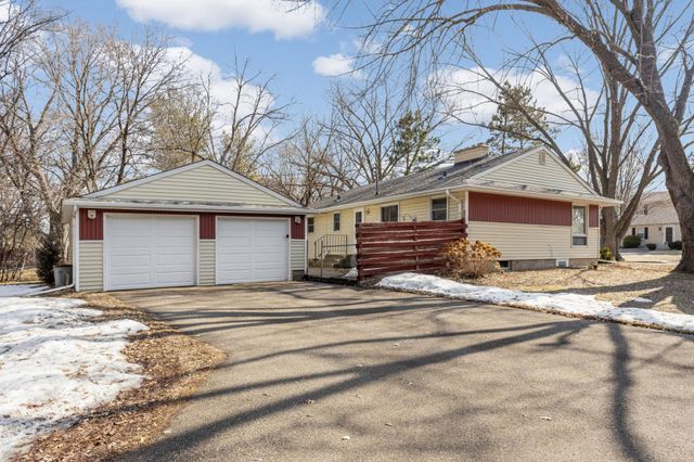 1811 Stanbridge Avenue, Roseville, MN 55113