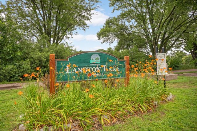 1811 Stanbridge Avenue, Roseville, MN 55113