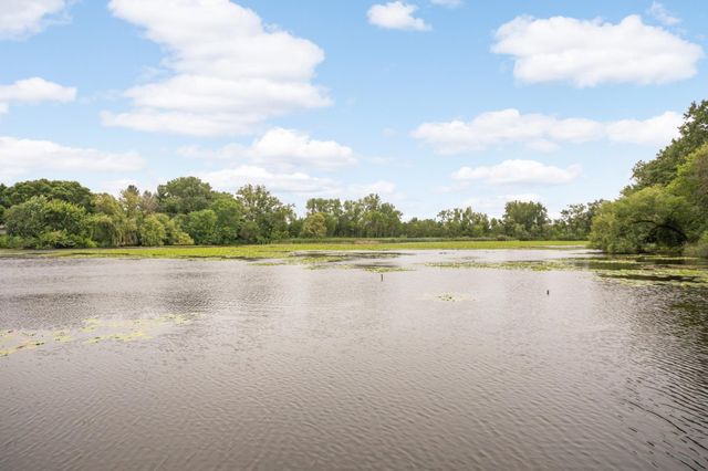 1811 Stanbridge Avenue, Roseville, MN 55113