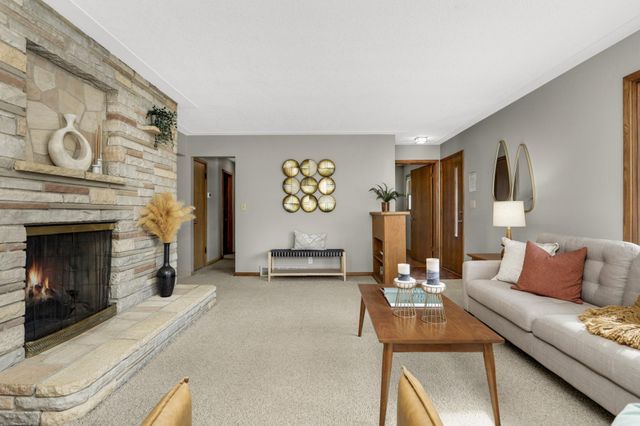 1811 Stanbridge Avenue, Roseville, MN 55113