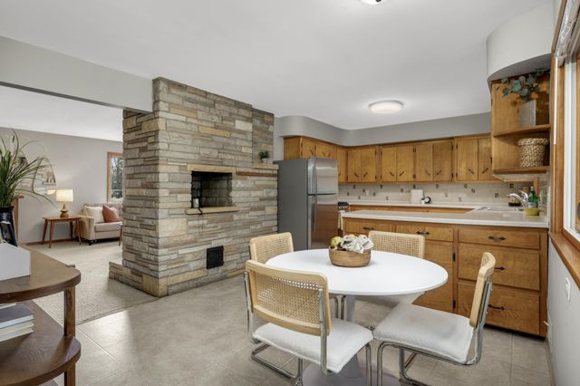 1811 Stanbridge Avenue, Roseville, MN 55113