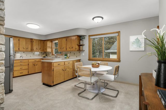 1811 Stanbridge Avenue, Roseville, MN 55113