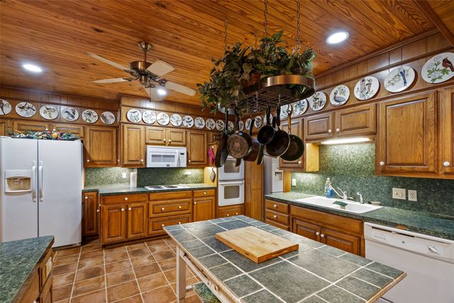 201 N 1st Street, Cranfills Gap, TX 76637