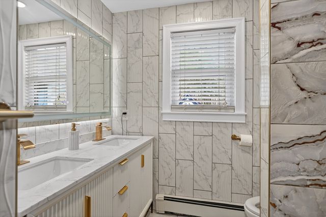 62 North St, Bellingham, MA 02019