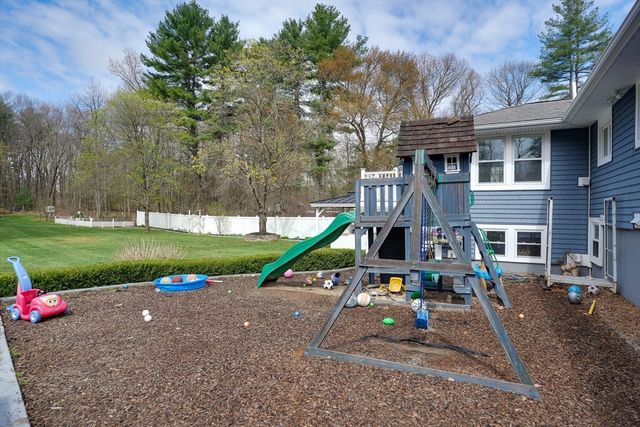 62 North St, Bellingham, MA 02019