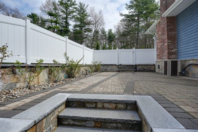 62 North St, Bellingham, MA 02019