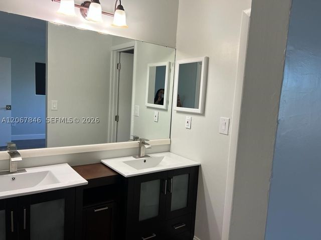 900 SW 113th Ter, Pembroke Pines, FL 33025