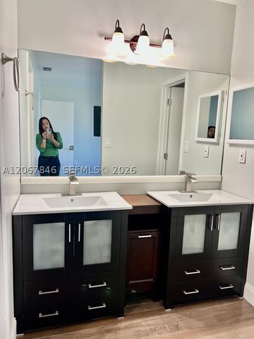 900 SW 113th Ter, Pembroke Pines, FL 33025