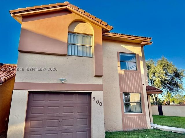 900 SW 113th Ter, Pembroke Pines, FL 33025