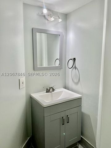 900 SW 113th Ter, Pembroke Pines, FL 33025