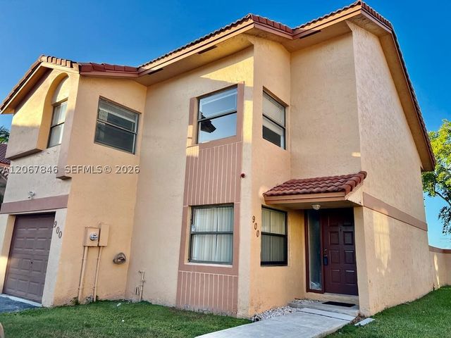 900 SW 113th Ter, Pembroke Pines, FL 33025