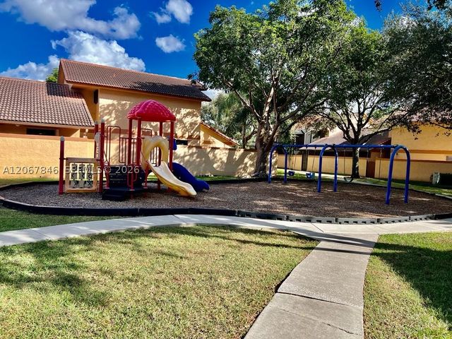 900 SW 113th Ter, Pembroke Pines, FL 33025