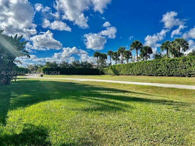 900 SW 113th Ter, Pembroke Pines, FL 33025
