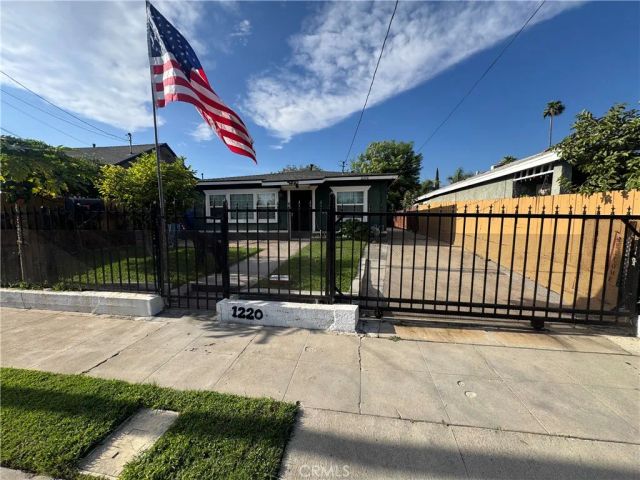 1220 W Victoria, San Bernardino, CA 92411